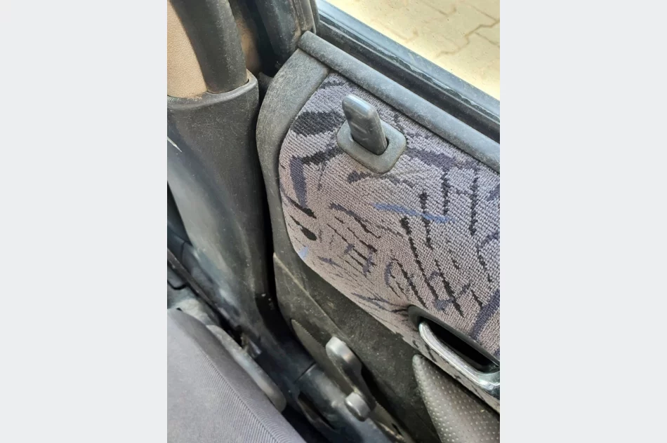 Wrak pełen śmieci - od 2 lat nie mogą usunąć go z parkingu - zdjęcie 3