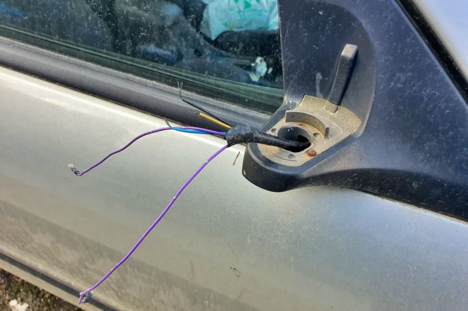 Wrak pełen śmieci - od 2 lat nie mogą usunąć go z parkingu - zdjęcie 4