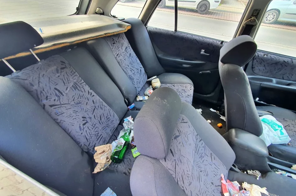 Wrak pełen śmieci - od 2 lat nie mogą usunąć go z parkingu - zdjęcie 5