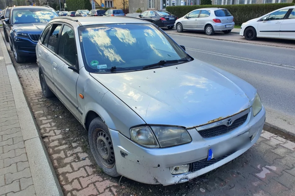 Wrak pełen śmieci - od 2 lat nie mogą usunąć go z parkingu - zdjęcie 7
