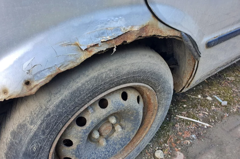 Wrak pełen śmieci - od 2 lat nie mogą usunąć go z parkingu - zdjęcie 9