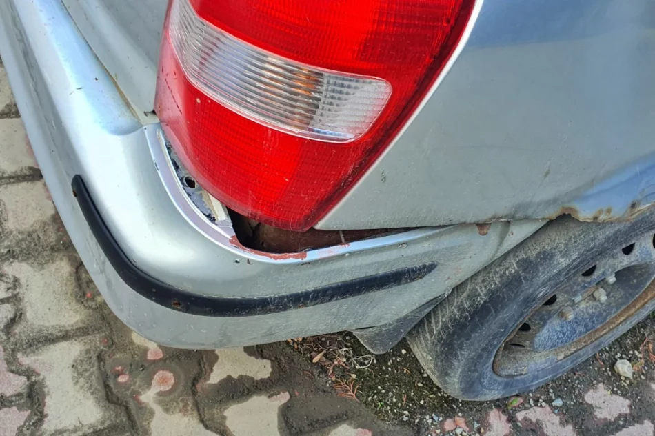 Wrak pełen śmieci - od 2 lat nie mogą usunąć go z parkingu - zdjęcie 10