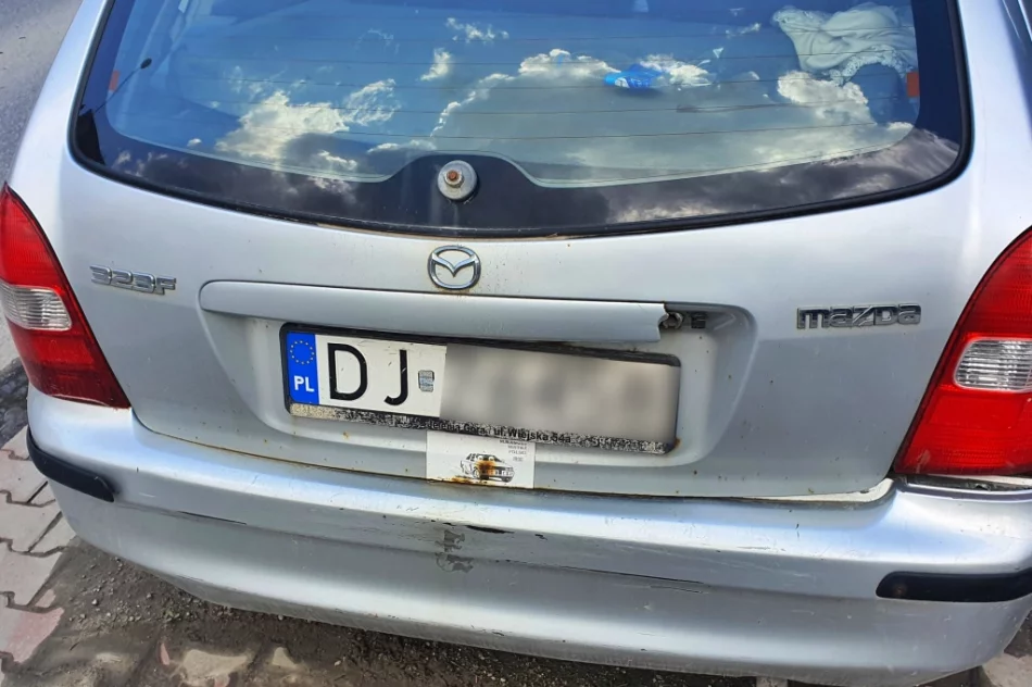 Wrak pełen śmieci - od 2 lat nie mogą usunąć go z parkingu - zdjęcie 11