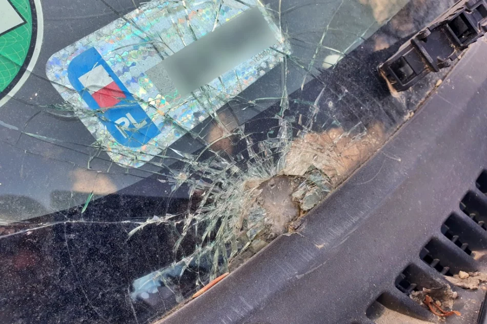 Wrak pełen śmieci - od 2 lat nie mogą usunąć go z parkingu - zdjęcie 13