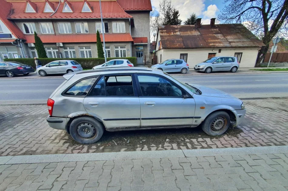 Wrak pełen śmieci - od 2 lat nie mogą usunąć go z parkingu - zdjęcie 14