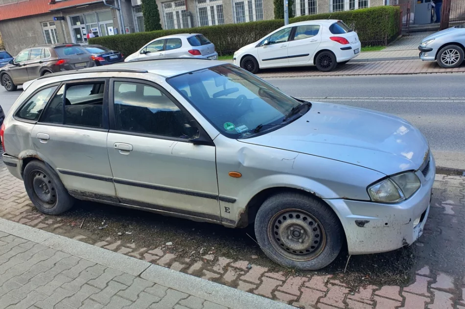 Wrak pełen śmieci - od 2 lat nie mogą usunąć go z parkingu - zdjęcie 15