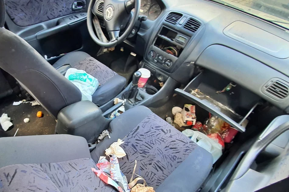 Wrak pełen śmieci - od 2 lat nie mogą usunąć go z parkingu - zdjęcie 16