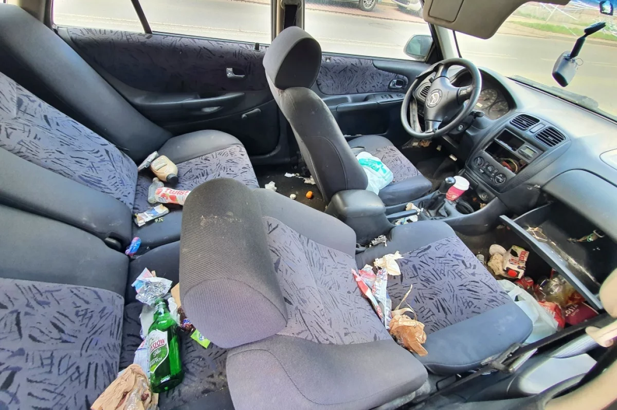 Wrak pełen śmieci - od 2 lat nie mogą usunąć go z parkingu