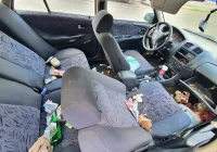 Wrak pełen śmieci - od 2 lat nie mogą usunąć go z parkingu - zdjęcie główne