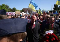 Rosyjski ambasador oblany czerwoną farbą - zdjęcie główne