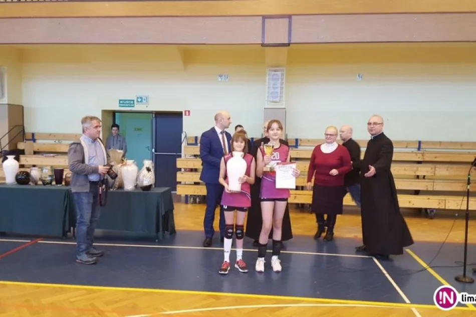 I miejsce drużyny ze SP nr 1 w Męcinie na XII Turnieju szkół noszących imię Jana Pawła II - zdjęcie 2