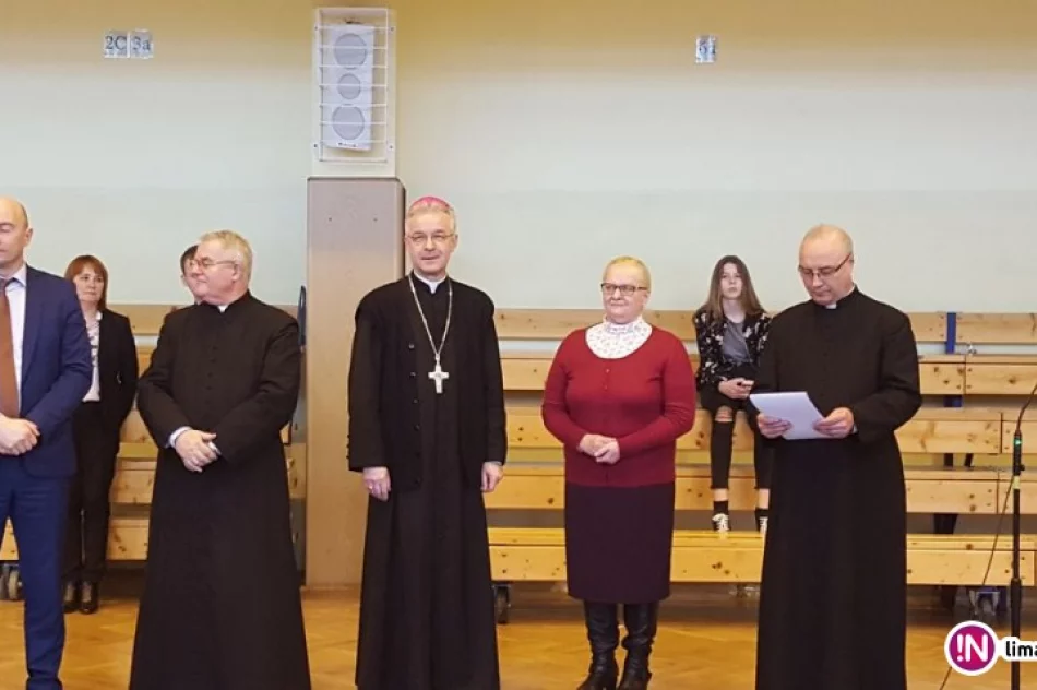 I miejsce drużyny ze SP nr 1 w Męcinie na XII Turnieju szkół noszących imię Jana Pawła II - zdjęcie 3