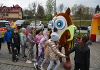 Atrakcje dla dzieci, motywem: bezpieczeństwo na drodze - zdjęcie główne