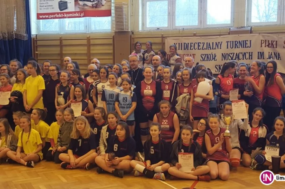 I miejsce drużyny ze SP nr 1 w Męcinie na XII Turnieju szkół noszących imię Jana Pawła II - zdjęcie 4