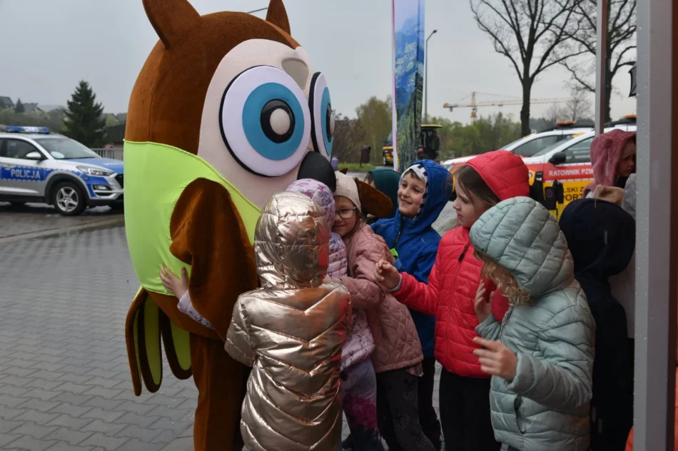 Atrakcje dla dzieci, motywem: bezpieczeństwo na drodze - zdjęcie 12