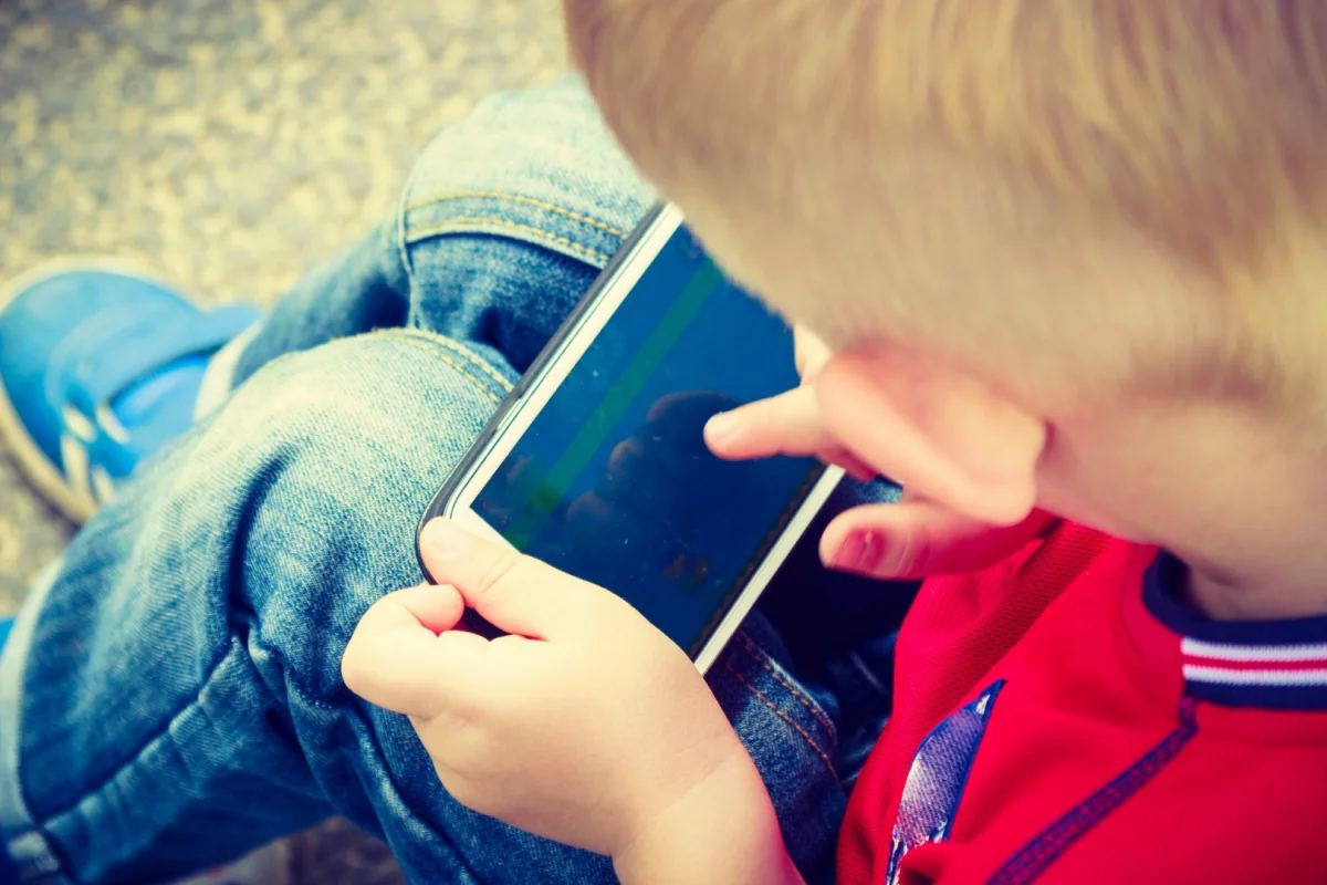 "Kontakt dzieci ze smartfonami bardzo zaburza rozwój"
