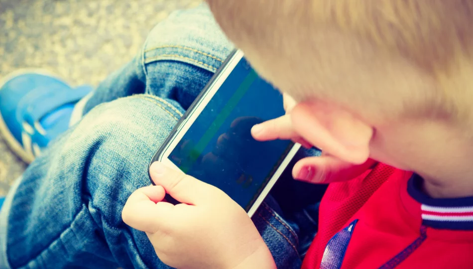 "Kontakt dzieci ze smartfonami bardzo zaburza rozwój" - zdjęcie 1