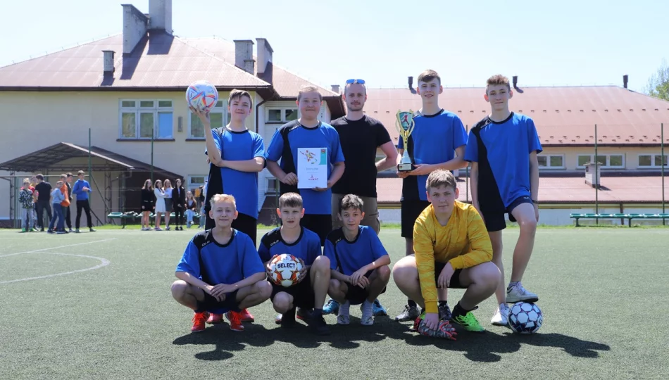 Chłopcy z Pasierbca Mistrzami Gminy Limanowa w Piłce Nożnej Młodzieży - zdjęcie 1