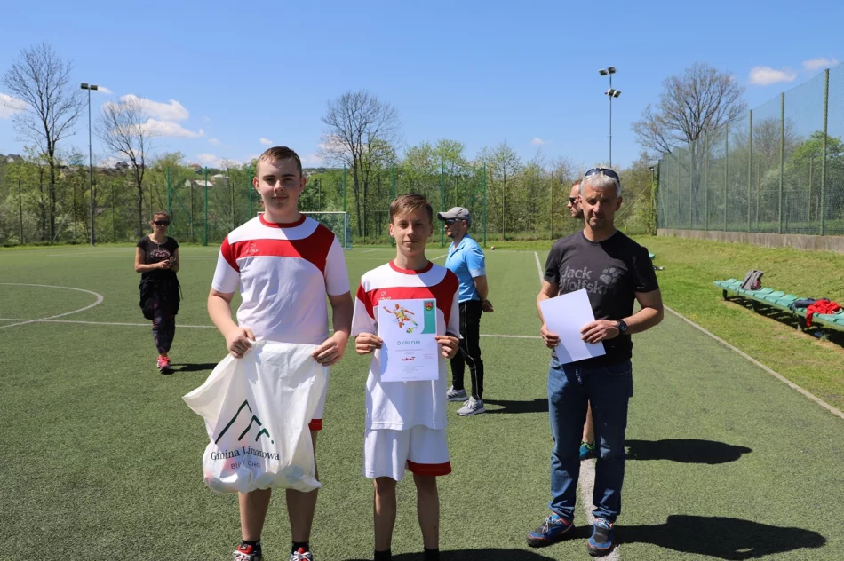 Chłopcy z Pasierbca Mistrzami Gminy Limanowa w Piłce Nożnej Młodzieży - zdjęcie 2