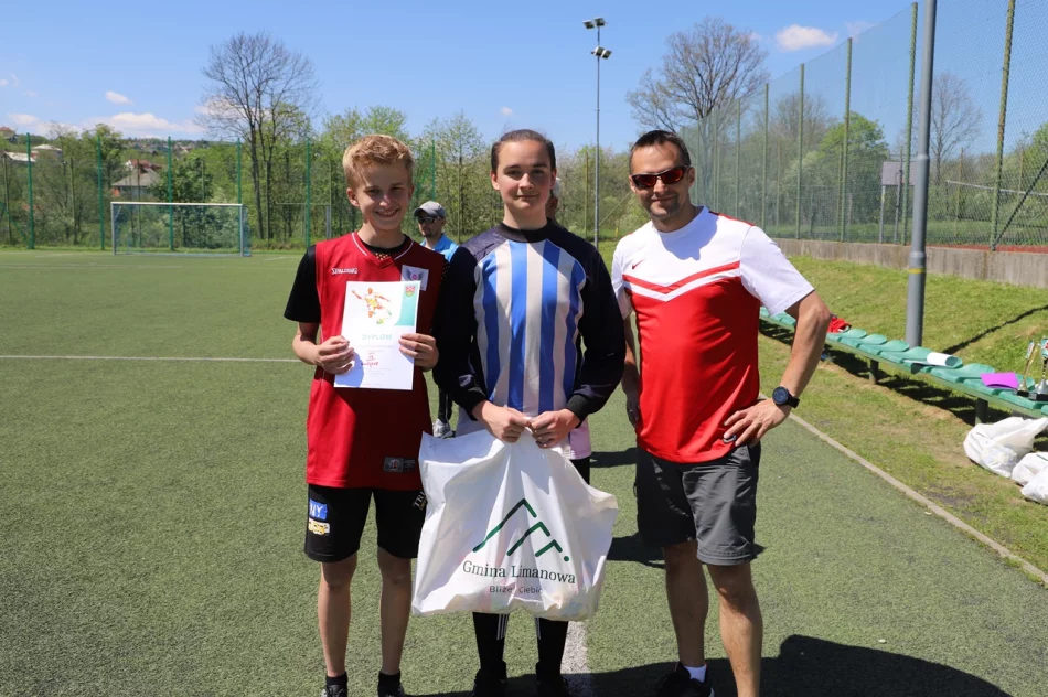 Chłopcy z Pasierbca Mistrzami Gminy Limanowa w Piłce Nożnej Młodzieży - zdjęcie 3