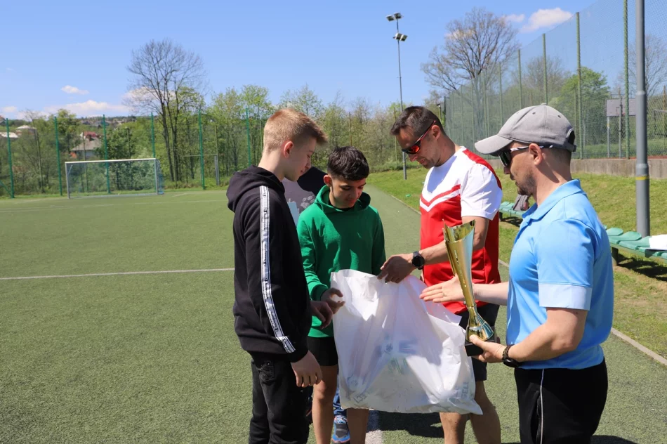 Chłopcy z Pasierbca Mistrzami Gminy Limanowa w Piłce Nożnej Młodzieży - zdjęcie 6