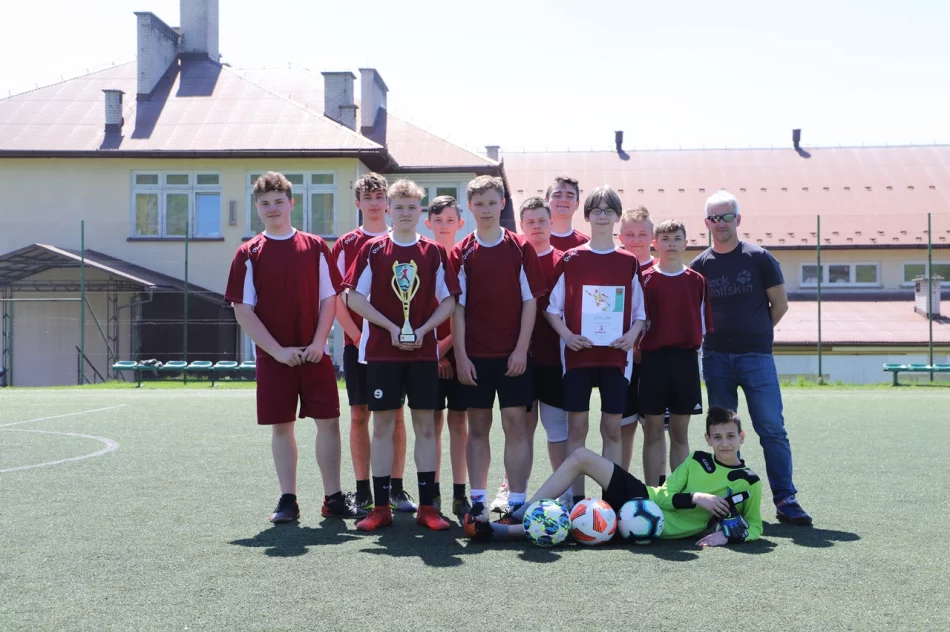 Chłopcy z Pasierbca Mistrzami Gminy Limanowa w Piłce Nożnej Młodzieży - zdjęcie 15