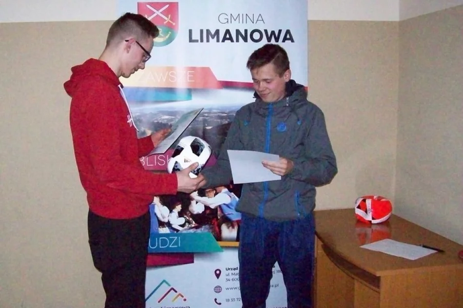 Turniej 'o lodową piłeczkę' na zakończenie ferii zimowych w świetlicy w Pisarzowej! - zdjęcie 4