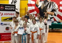 Już na początku swojej przygody z karate zdobywają medale - zdjęcie główne