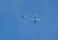 Wojskowe transportowce i tankujące myśliwce - duży ruch na niebie - zdjęcie główne