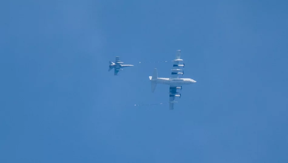 Wojskowe transportowce i tankujące myśliwce - duży ruch na niebie - zdjęcie 1