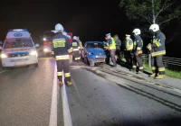 Samochód uderzył w barierę i dachował - zdjęcie główne