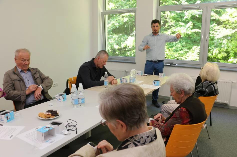 „Opaski bezpieczeństwa” trafiły do 100 seniorów z miasta Limanowa - zdjęcie 3