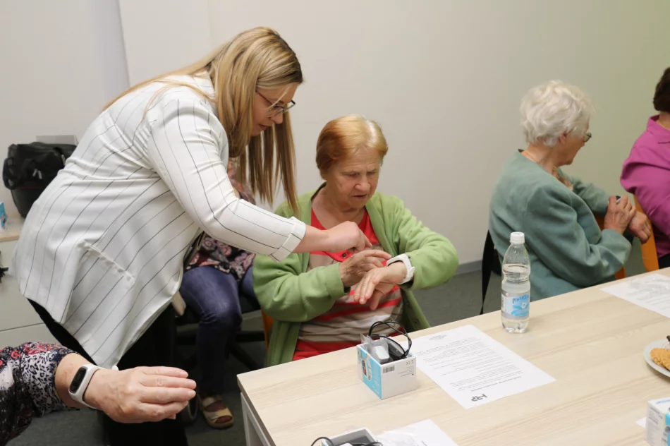 „Opaski bezpieczeństwa” trafiły do 100 seniorów z miasta Limanowa - zdjęcie 16