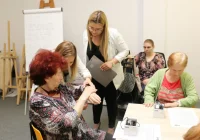 Setka seniorów otrzymała "opaski bezpieczeństwa" - zdjęcie główne