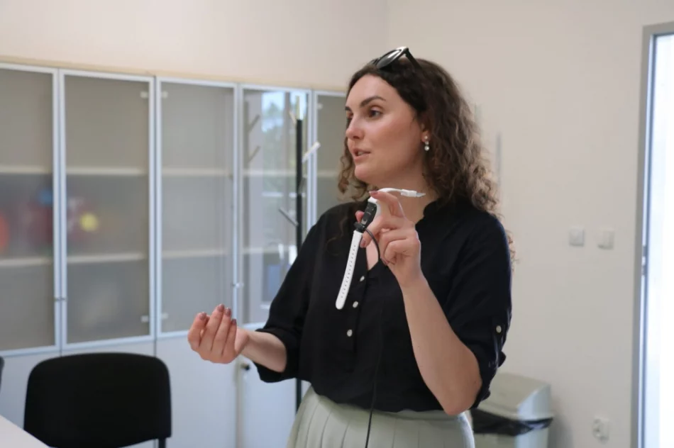 Setka seniorów otrzymała "opaski bezpieczeństwa" - zdjęcie 2