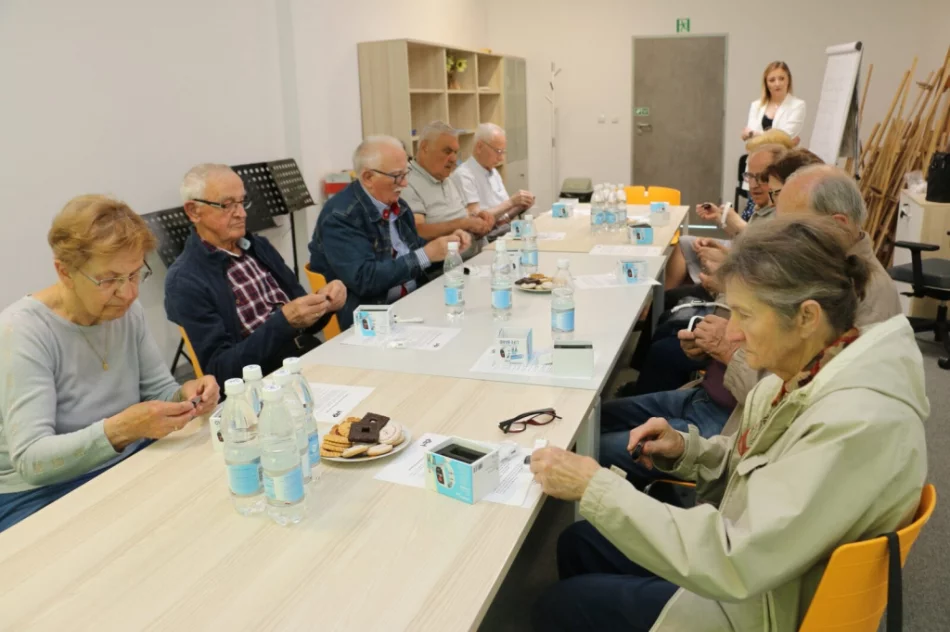 Setka seniorów otrzymała "opaski bezpieczeństwa" - zdjęcie 3