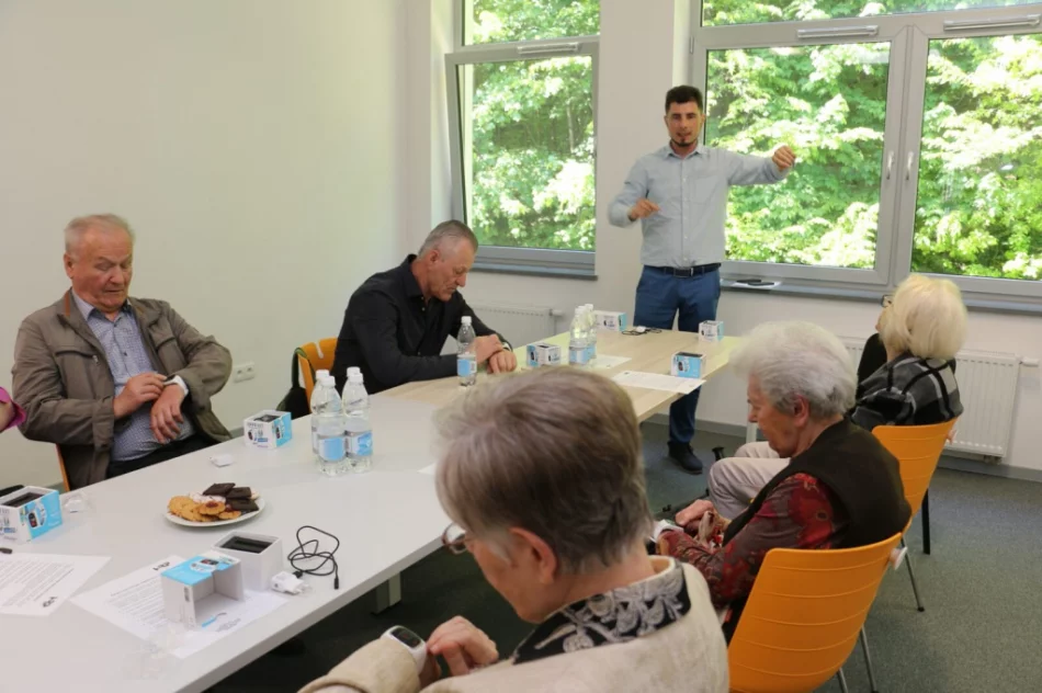 Setka seniorów otrzymała "opaski bezpieczeństwa" - zdjęcie 4