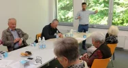Setka seniorów otrzymała "opaski bezpieczeństwa" - zdjęcie 4