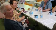 Setka seniorów otrzymała "opaski bezpieczeństwa" - zdjęcie 5