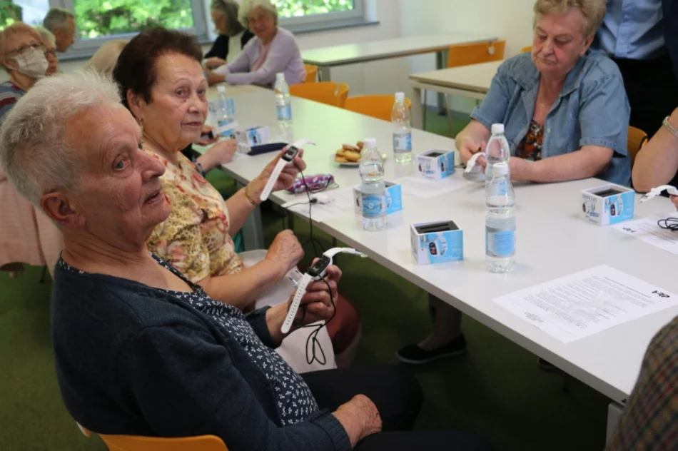Setka seniorów otrzymała "opaski bezpieczeństwa" - zdjęcie 5