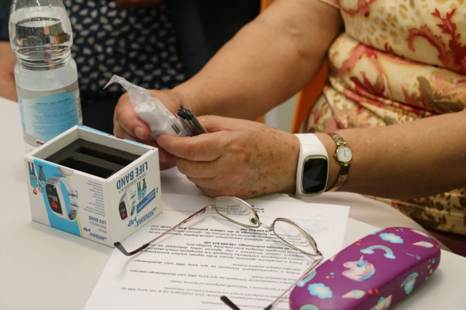 Setka seniorów otrzymała "opaski bezpieczeństwa" - zdjęcie 8