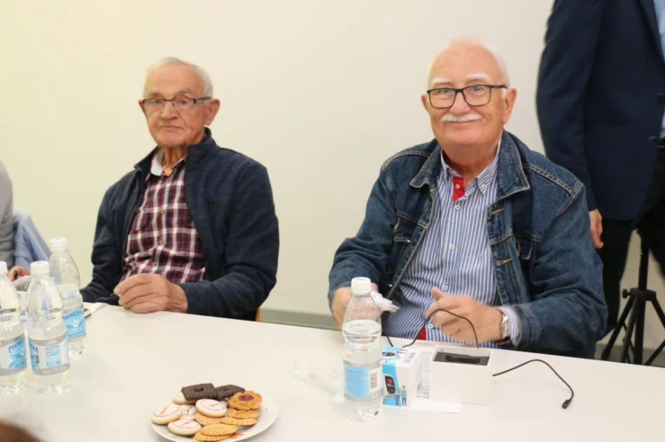 Setka seniorów otrzymała "opaski bezpieczeństwa" - zdjęcie 10