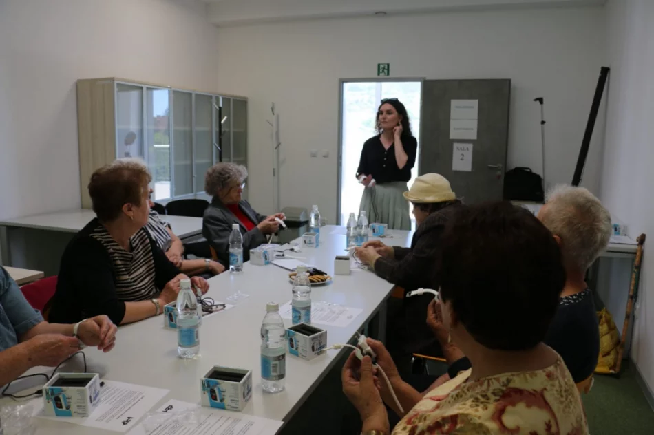 Setka seniorów otrzymała "opaski bezpieczeństwa" - zdjęcie 11