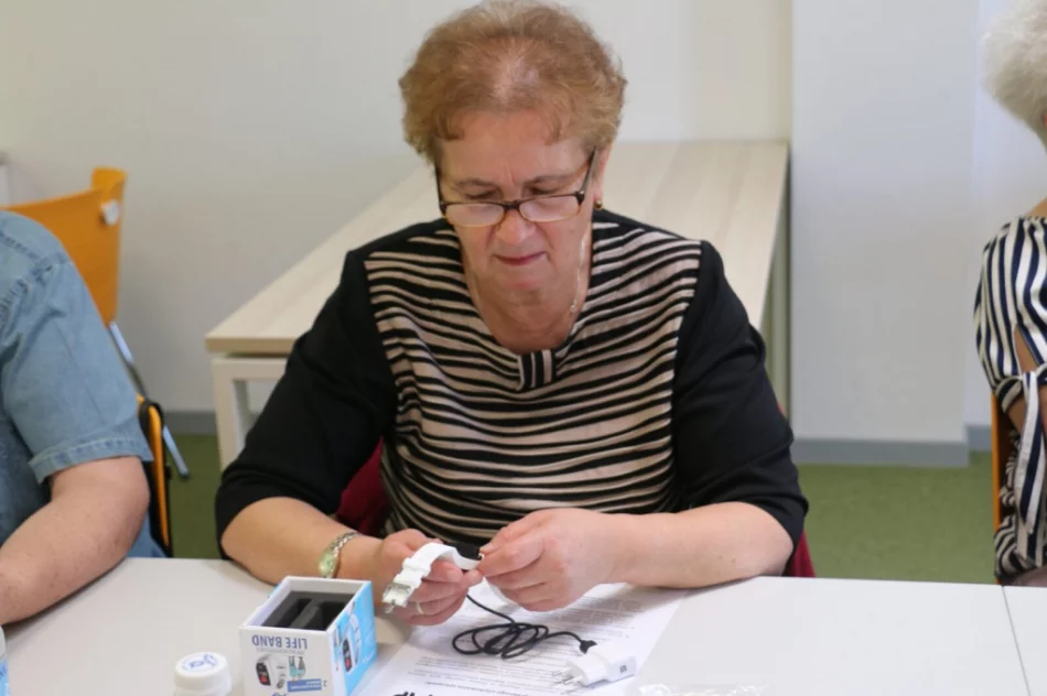 Setka seniorów otrzymała "opaski bezpieczeństwa" - zdjęcie 12