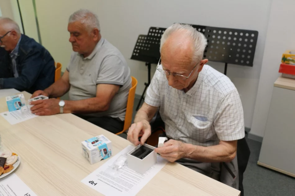 Setka seniorów otrzymała "opaski bezpieczeństwa" - zdjęcie 13