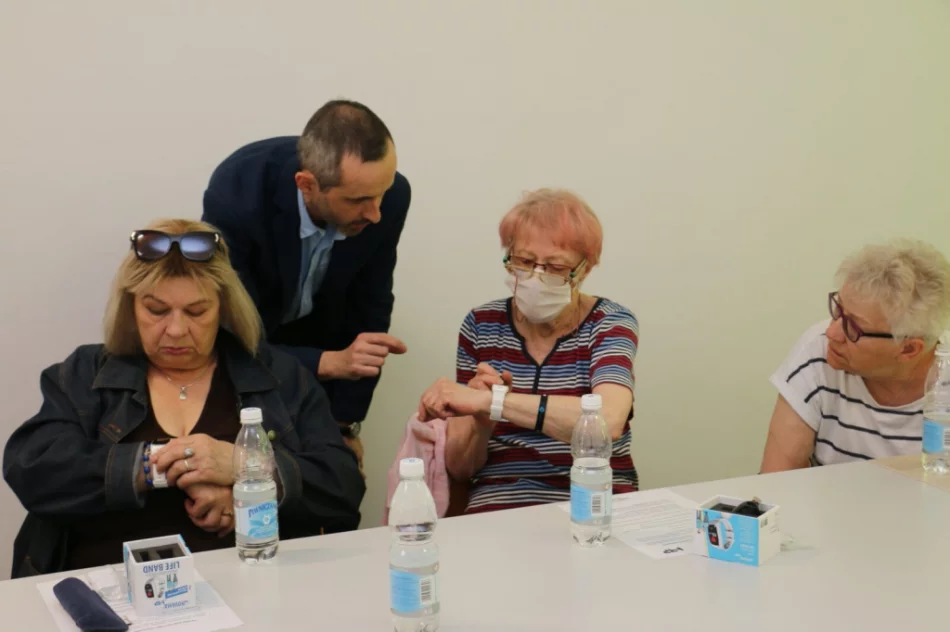 Setka seniorów otrzymała "opaski bezpieczeństwa" - zdjęcie 14