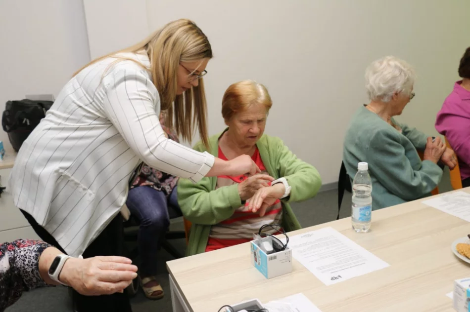 Setka seniorów otrzymała "opaski bezpieczeństwa" - zdjęcie 16