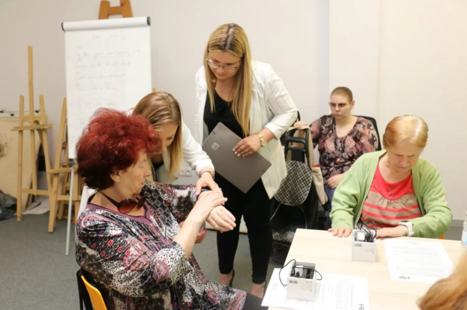 Setka seniorów otrzymała "opaski bezpieczeństwa" - zdjęcie 17