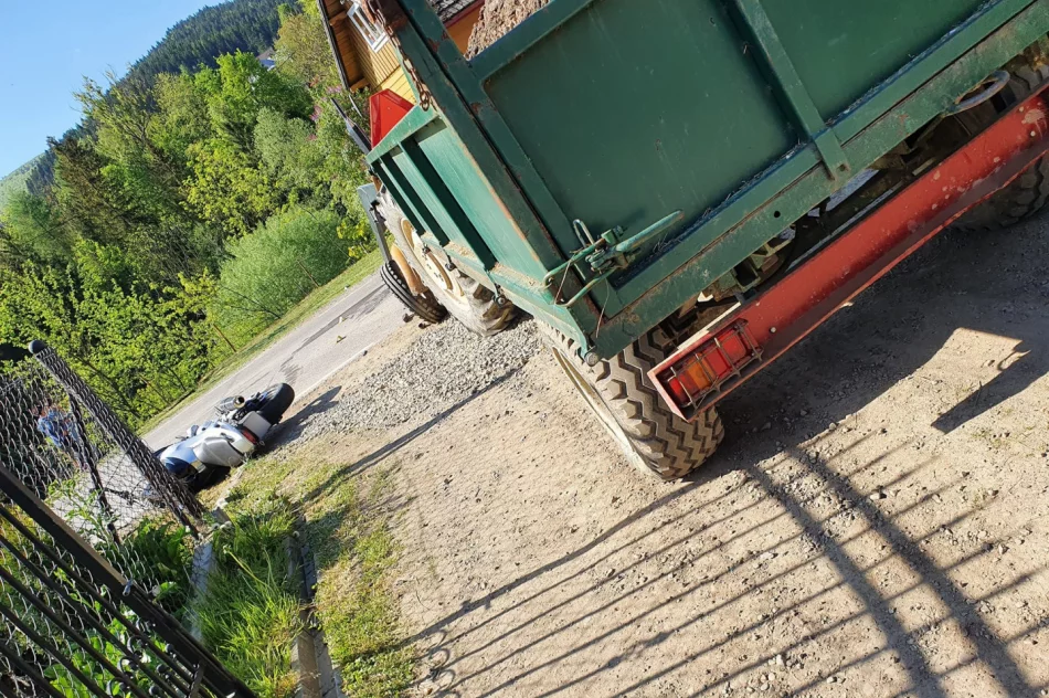 Motocykl zderzył się z ciągnikiem, 19-latek w szpitalu - zdjęcie 2