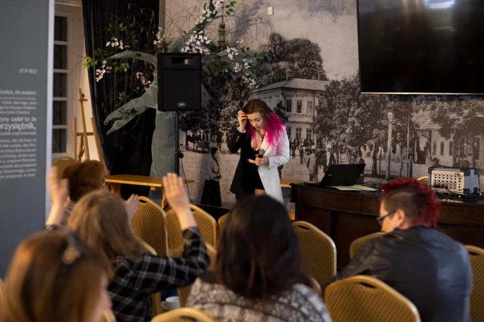 Wyjątkowa oprawa nocnego wernisażu - zdjęcie 15